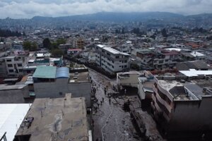Následky zosuvu pôdy v štvrti La Gasca v ekvádorskom hlavnom meste Quito.