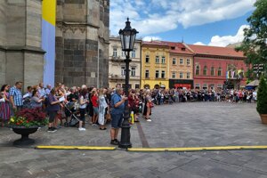 Takto to vyzeralo v dave pri veľkoplošnej obrazovke medzi katedrálou a Urbanovou vežou. Napokon zrejme neprišlo až toľko ľudí, ako sa očakávalo. Aj v Dóme nakoniec všetci ľudia sedeli, nikto nemusel ostať stáť.