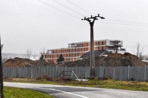 Kopec z odpadu sa nachádza v rekreačnej lokalite Anička medzi obytným súborom Park Anička (v pozadí) a tenisovými kurtmi.