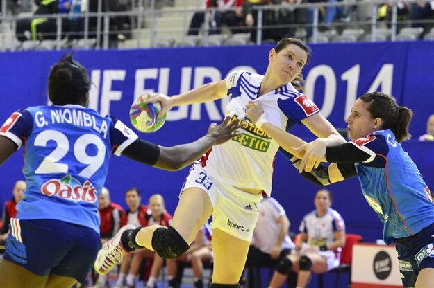Martina Školková (uprostred) v zápase proti Francúzsku.