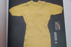 Cyklistický dres z 50. rokov minulého storočia, ktorý je z vlny. Aj ten bolo treba reštaurovať.