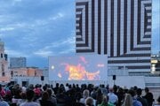 Letné kino na terase obchodného domu Prior v Bratislave hrá až do konca augusta.