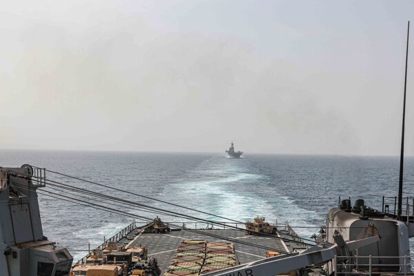 Pristávacia loď USS Carter Hall a útočná loď USS Bataan prechádzajú prielivom Bab al-Mandeb.