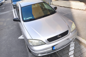 Niektoré autá s výnimkou parkujú aj na takzvaných cikcak čiarach.
