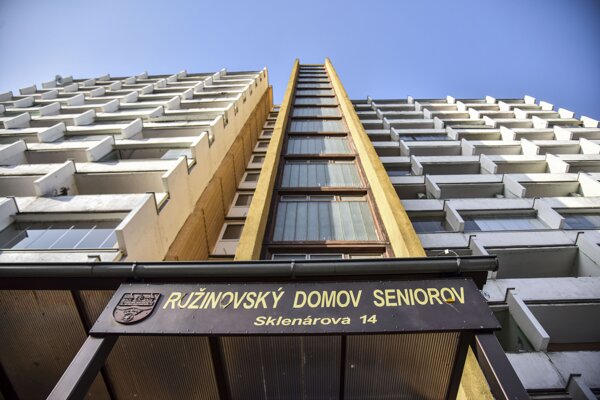 Ružinovský domov seniorov na Sklenárovej ulici v Bratislave.