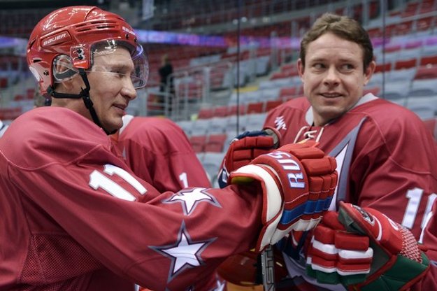 Pavel Bure (vpravo) s ruským prezidentom Vladimirom Putinom.