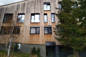 Moderné apartmány v Starom Smokovci sa snažia držať dreva.