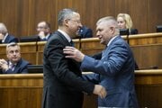 Minister financií Ladislav Kamenický a premiér Robert Fico (Smer).