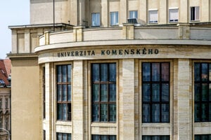 Univerzita Komenského v Bratislave.