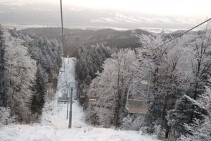 Na Lysú sa lyžiari dostanú sedačkovou lanovkou. Turisti chodia pešo po ceste, ktorá si vyžaduje opravu. 
