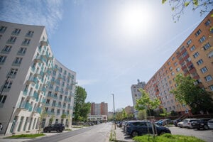 Napravo nová mestská bytovka, naľavo typický petržalský panelák postavený za minulého režimu.