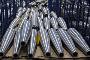 Výroba 155-milimetrovej delostreleckej munície spoločnosťou ZVS Holding.