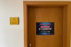 Leták propragujúci medzinárodné fórum AllatRa nalepený na dverách kancelárie prokurátorky Lucie Pavlaninovej.