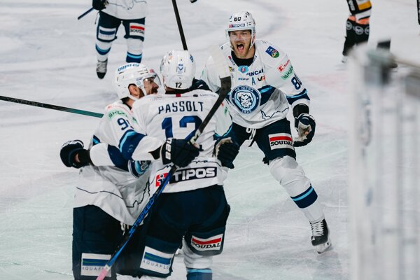 Tomáš Hrnka (vzadu) bol aj napriek neideálnemu chrbtu oporou Nitry. Josh Passolt a Robby Jackson (vpredu) boli najproduktívnejšími hráčmi tímu v play-off.