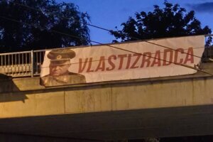 Fico v uniforme vojaka Červenej armády. V Košiciach visí transparent s popisom vlastizradca