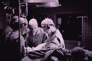 Prvá transplantácia srdca sa uskutočnila v roku 1964, pacient dostal srdce šimpanza (ilustračná fotografia).