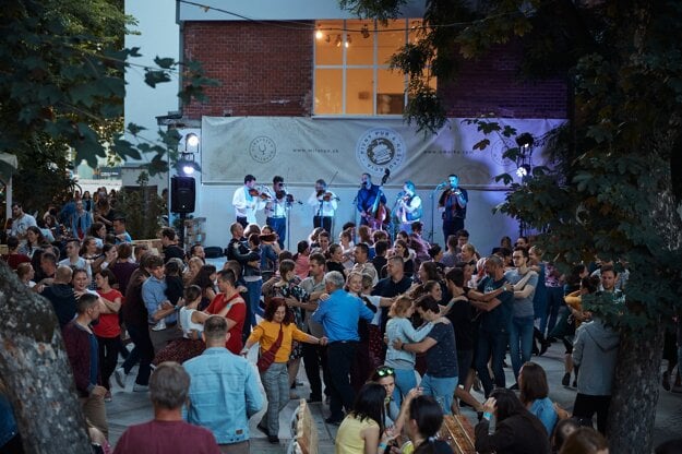 Folklórna obec zahŕňa široké spektrum ľudí rôzneho veku a názorového spektra. (zdroj: archiv Draguni)
