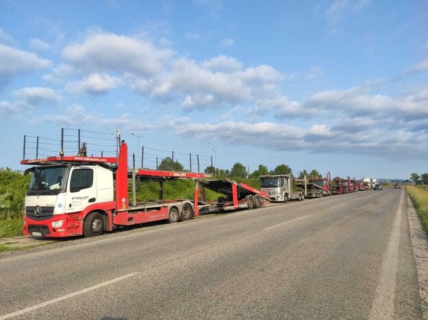 Aktuálna situácia pred automobilkou v Trnave. (zdroj: (PB))