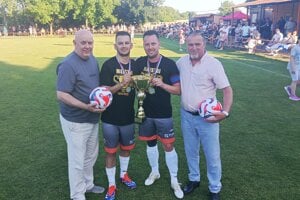 Futbalisti ŠK Hájske si prevzali trofej za víťazstvo v 8. lige A. 