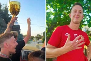 Mostová oslavovala titul na traktore. Vpravo Ján Nétry z P. Sadov, autor piatich gólov. 