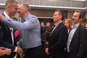 Volebná noc v roku 2014. Majza (druhý v poradí) čaká, aby mohol zablahoželať Rašimu k opätovnému zvoleniu za primátora. 