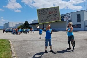 Ranná zmena prerušila výrobu na hodinu a zhromaždila sa na dvore závodu.