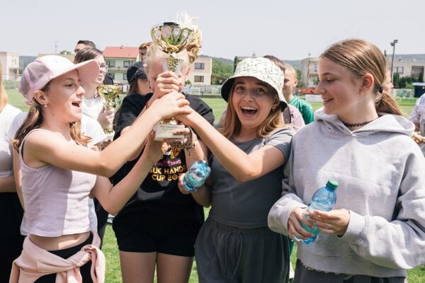 Radosť dievčat zo zisku trofeje.