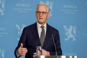 Nórsky premiér Jonas Gahr Störe hovorí počas tlačovej konferencie v Osle 20. júna 2025.