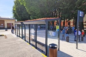 Prví cestujúci z novej zastávky nastúpia do autobusu už dnes.