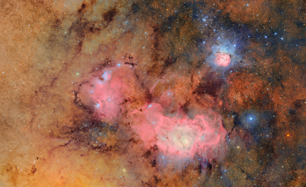 V centre záberu je veľká hmlovina Lagúna. Vpravo hore od nej je hmlovina Trifid. Obe sú tisícky svetelných rokov od Zeme. (zdroj: NSF–DOE Vera C. Rubin Observatory)