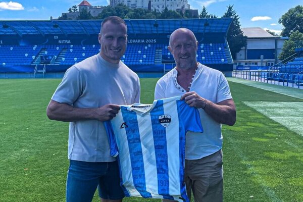 Bývalý reprezentant Lukáš Štetina sa vracia do FC Nitra. Na fotke s majoritným akcionárom klubu Pavlom Ondrišom.