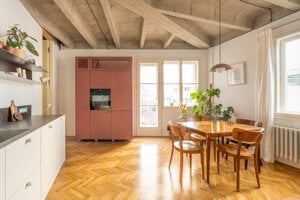 Architektky premenili zničený byt na domov s dušou. Nájdete tu galériu, ale aj netypickú chodbu