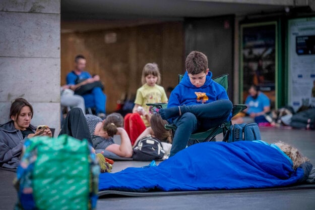 Ľudia trávili počas útokov niekoľko hodín v metre. (zdroj: TASR/AP)