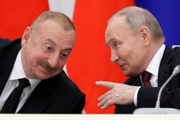 Azerbajdžanský prezident Ilham Alijev a ruský prezident Vladimir Putin. (zdroj: SITA/AP/Sputnik)