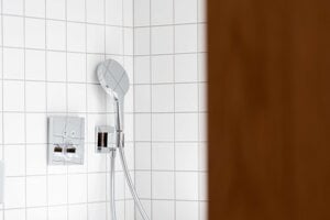 Všetky kúpeľne majú rovnaký štýl. Biele štvorčekové obklady robia tento priestor nadčasovým.