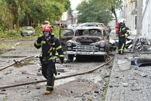 Záchranné zložky zasahujú po ruskom útoku v Ľvove.