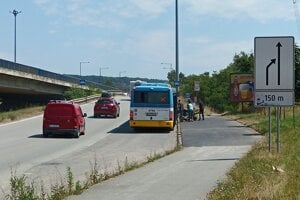 Zastávka náhradnej autobusovej linky X v smere na Jazero sa nachádza pri výjazde na most VSS.