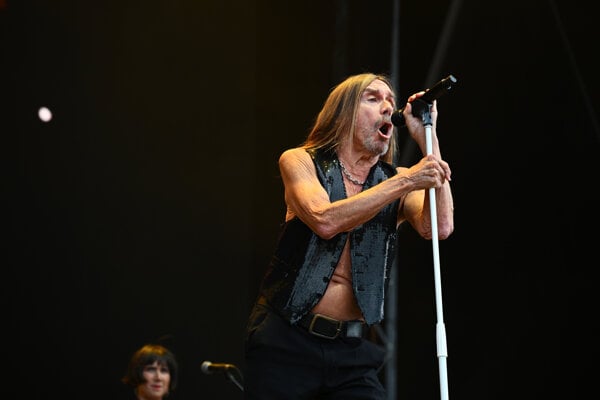 Na snímke spevák Iggy Pop počas vystúpenia v rámci tretieho dňa 29. ročníka festivalu Pohoda v sobotu 12. júla 2025 v Trenčíne. 