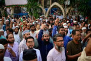 Aktivisti Jamaat-e-Islami odsúdili útok v Gopalganji na lídrov Národnej občianskej strany (NCP), ktorý počas protestu pred Národnou mešitou Baitul Mukarram v Dháke, Bangladéš, spáchali priaznivci zosadenej premiérky Sheikh Hasiny.