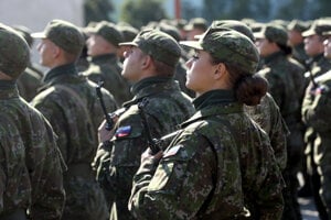 Ženy v armáde: Byť matkou samoživiteľkou je nežiadaný status, stereotypy tak rýchlo nezmiznú