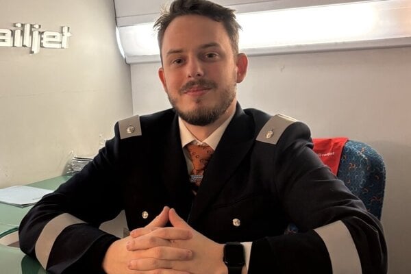 TOMÁŠ JAKAB pracuje ako vlakvedúci Železničnej spoločnosti Slovensko v oblastnej správe novozámockého depa. Sprevádza medzinárodné vlaky. 