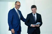 Nemecký kancelár Friedrich Merz (vľavo) a rumunský prezident Nicusor Dan na spoločnej tlačovej konferencii v Berlíne.