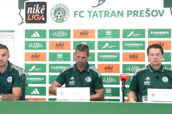 Zľava Stanislav Šesták, tréner Jaroslav Hynek a Ľuboš Micheľ.