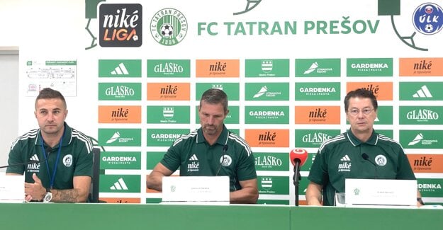 Zľava Stanislav Šesták, tréner Jaroslav Hynek a Ľuboš Micheľ. (zdroj: Korzár/Michal Frank)