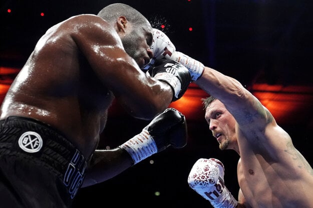 Ukrajinský boxer Oleksandr Usyk v súboji s Britom Danielom Duboisom. (zdroj: TASR/AP)