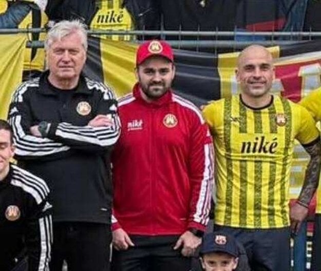 Uprostred v červenom tréner B - mužstva Komárna Adrián Danada (zdroj: FBAD)