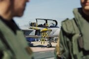 Stíhačka Gripen na pristávacej dráhe v závode spoločnosti Saab vo švédskom meste Linköping.