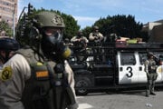 Bezpečnostné zložky na stráži počas protestu v Los Angeles.