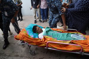 Zranený študent po páde vojenského lietadla v hlavnom meste Bangladéša Dháka.