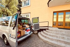 Dodávka, v ktorej z Martina odviezli humanitárnu zbierku na pomoc Ukrajine. 